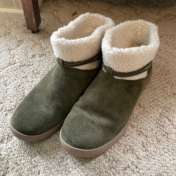 Koolaburra by Ugg short boots. Army green with white shearling tops & interior - Picture 1 of 7